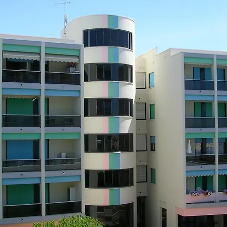 Family Beachfront In With Pool Apartment *